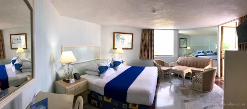 En eller flere senge i et værelse på Hotel Acapulco Malibu