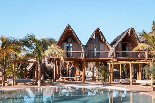 une maison avec une piscine en face de celle-ci dans l'établissement Baja Nomads Hotel - Adults 15 Plus, à Todos Santos