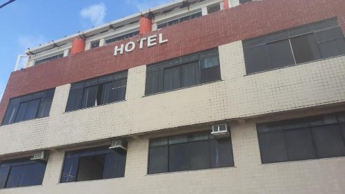 uma placa de hotel na lateral de um edifício de tijolos em Apartamento da sereia itapua em Salvador