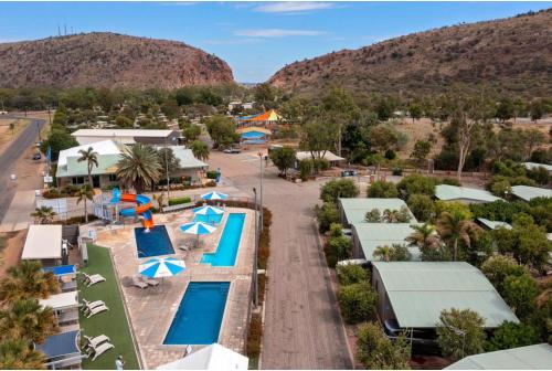 eine Luftansicht eines Resorts mit Bergen im Hintergrund in der Unterkunft Discovery Parks - Alice Springs in Alice Springs