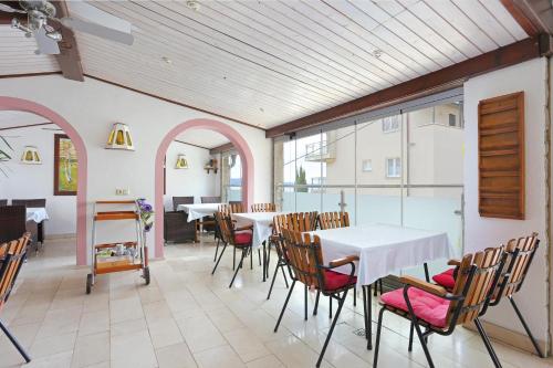 een eetkamer met een tafel en stoelen bij Apartments and rooms by the sea Nemira, Omis - 2781 in Omiš