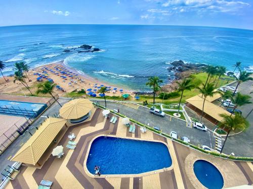 uma vista aérea de um resort com piscina e praia em Ondina Apart Hotel Residences em Salvador