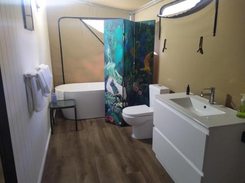 La salle de bains est pourvue d'un lavabo, de toilettes et d'une baignoire. dans l'établissement Two Fat Blokes African Safari Glamping, à Pokolbin
