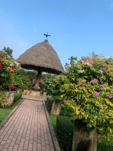 een paviljoen met een kruis erop met bloemen bij RV Residence in Tebingtinggi