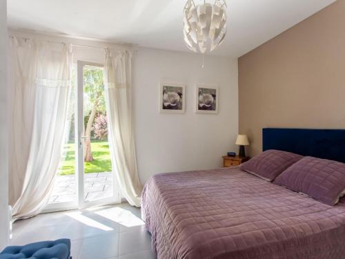 une chambre avec un lit et une grande fenêtre dans l'établissement Holiday Home near Côte d'Azur with Pool, à Gonfaron