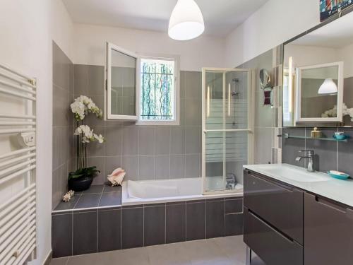 une salle de bain avec une baignoire et un lavabo dans l'établissement Holiday Home near Côte d'Azur with Pool, à Gonfaron