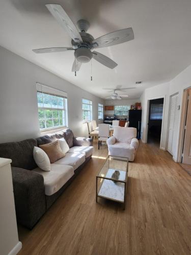 uma sala de estar com um sofá e uma mesa em Casita En Miami em Miami