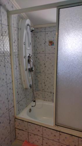 y baño con ducha. en HABITACION 2 CON BAÑO PRIVADO, en Valdivia
