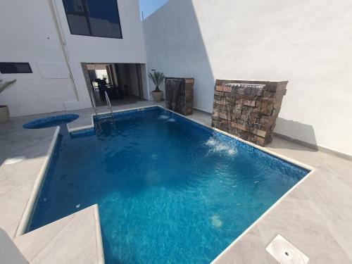 une grande piscine bleue dans un bâtiment dans l'établissement FIESTA MIRAMAR, à Ciudad Madero