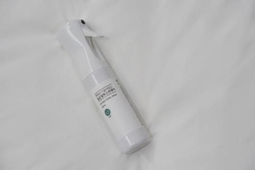 a white electric toothbrush sitting on a white surface at Nomad Aank Hotel Gumi in Gumi