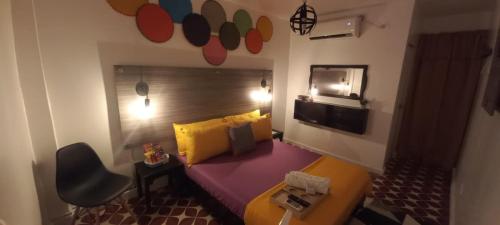 una piccola camera con un letto e una sedia di Hotel Tamaiti a Ríohacha