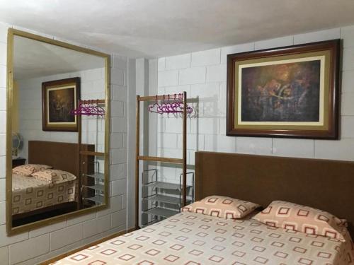 Кровать или кровати в номере Linda habitación de hotel en Trujillo