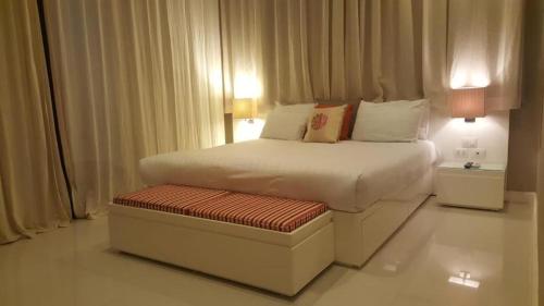 una camera con un letto con una panca di Babel Apartment Qena a Qinā