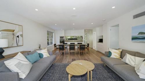 Khu vực ghế ngồi tại Hop Skip and Jump To The Beach