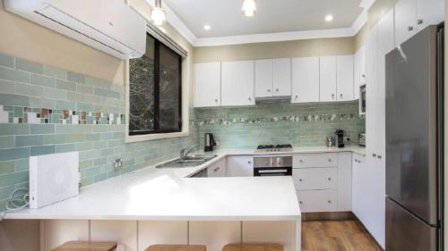 Kuchyň nebo kuchyňský kout v ubytování Beach Point - Wifi, Pet Friendly & Airconditioned