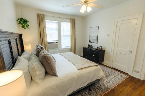 a bedroom with a bed and a ceiling fan at Historic Revival King Bed Midtown Memphis 66 Fast WiFi Free Parking Yes Pets in Memphis