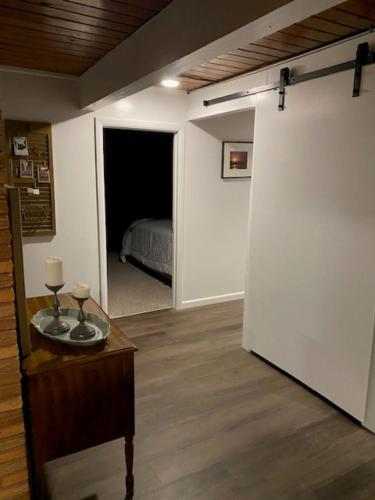 Katil atau katil-katil dalam bilik di Spacious lower level living all for you!