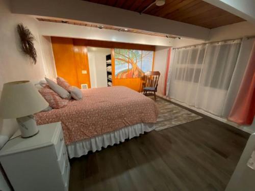 um quarto com uma cama e uma mesa com um candeeiro em Spacious lower level living all for you! em Corvallis