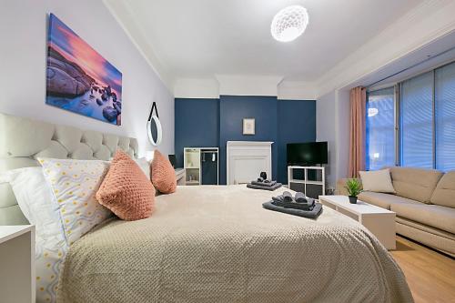 Un televizor și/sau centru de divertisment la Constancevilla B7 - Grampian Lettings Ltd