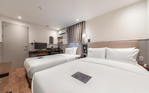 Ένα ή περισσότερα κρεβάτια σε δωμάτιο στο Just Stay Hotel