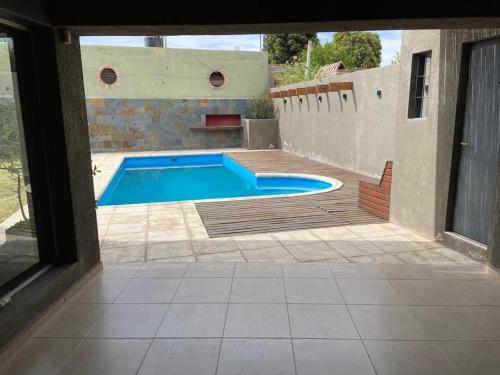 una piscina en el patio trasero de una casa en Villa Licciana en San Juan