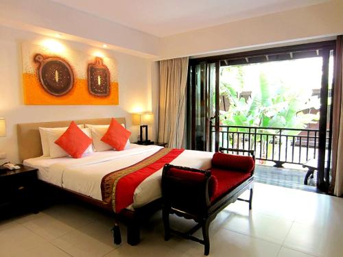 1 dormitorio con 1 cama grande y balcón en Yantarasri Resort, en Chiang Mai