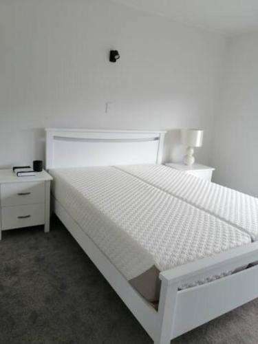 Centre Takapuna 2 Beds & Garage & Netflixにあるベッド