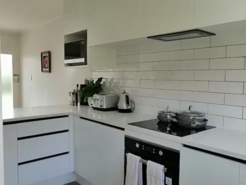 Kuchyň nebo kuchyňský kout v ubytování Centre Takapuna 2 Beds & Garage & Netflix