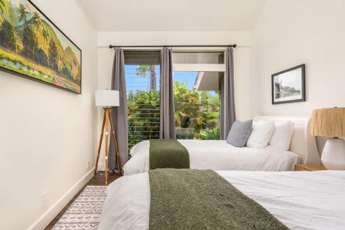 En eller flere senge i et værelse på Breezy + Spacious 3/2 House with Bali Hai View