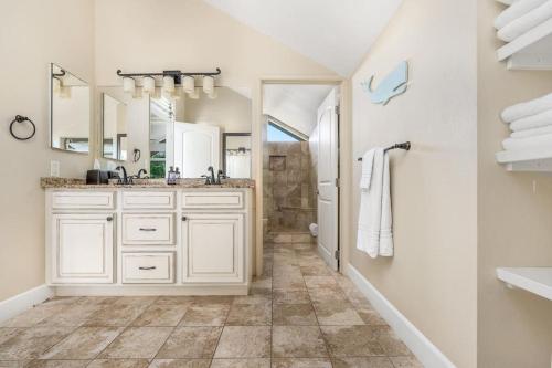 Et badeværelse på Breezy + Spacious 3/2 House with Bali Hai View