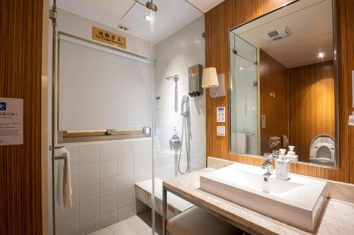 La salle de bains est pourvue d'un lavabo et d'une douche. dans l'établissement 168 Motel-Hsinchu, à Hsinchu