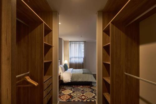 a room with a bedroom with a bed and a closet at Caluce Apt 3D by Letoh in Chía