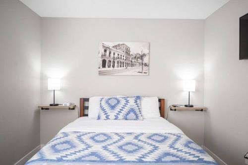 1 dormitorio con 1 cama con edredón azul y blanco en Gorgeous Las Vegas home with RV parking, en Las Vegas