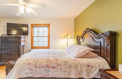 um quarto com uma cama, uma cómoda e uma televisão em Villa Verde B&B, Greenwood Lake, NY em Monroe