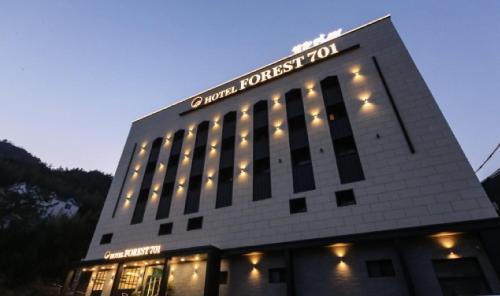 ein Hotelgebäude mit Beleuchtung darüber in der Unterkunft Forest 701 hotel in Changwon