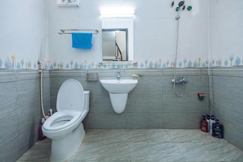 uma casa de banho com um WC e um lavatório em Villa Habit 3br Center Mộc Châu em Mộc Châu