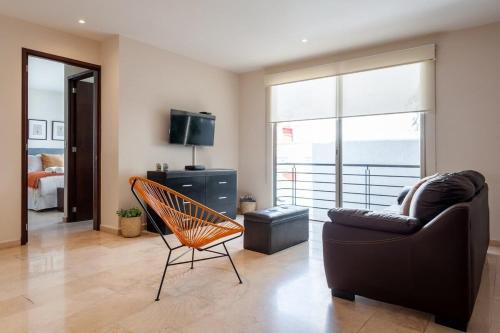 a living room with a couch and a chair at Urban Classic CDMX 2BD 4PAX// Céntrico con balcón in Mexico City