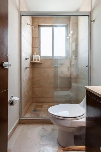 a bathroom with a shower with a toilet and a sink at Urban Classic CDMX 2BD 4PAX// Céntrico con balcón in Mexico City