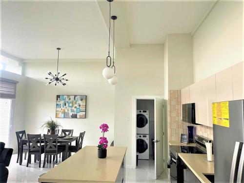 A kitchen or kitchenette at Luxury 2 bed Apartment in Kingston
