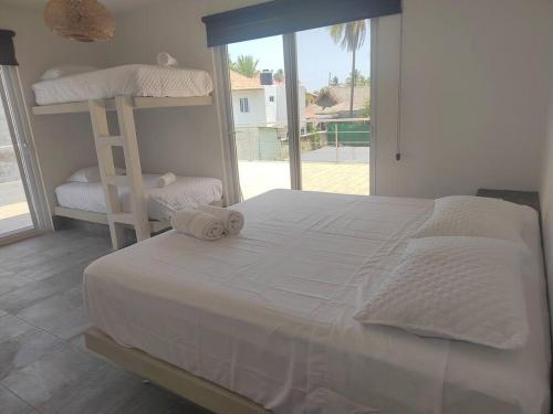 a bedroom with a bunk bed and a ladder at Hermosa Casa de Playa in Escuintla