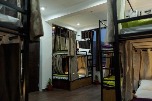 Una cama o camas en una habitación de Spontrail Hostel