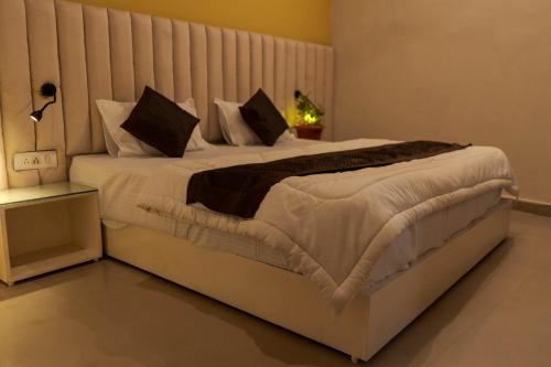 Una cama o camas en una habitación de Spontrail Hostel