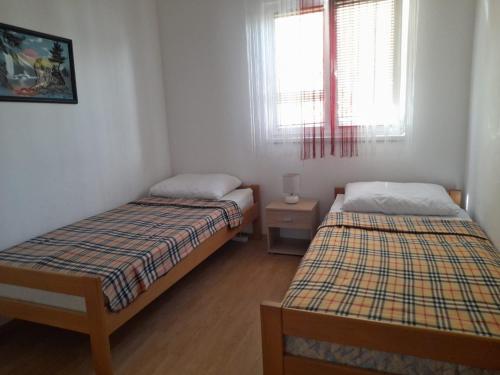 Un pat sau paturi într-o cameră la Apartments Vanja - terrace & BBQ