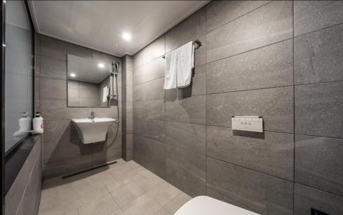 een badkamer met een wit toilet en een wastafel bij Shinchon Wol Hotel in Seoul
