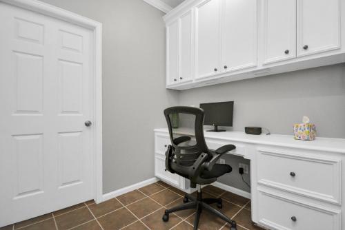 a desk with a computer and a chair in a room at 3BR 3Ba Upscale Luxury Home in The Heights in Houston