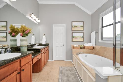 a bathroom with two sinks and a bath tub at 3BR 3Ba Upscale Luxury Home in The Heights in Houston