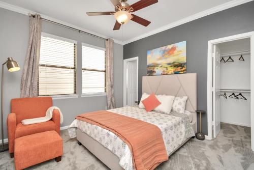 ein Schlafzimmer mit einem Bett und einem Stuhl in der Unterkunft 3BR 3Ba Upscale Luxury Home in The Heights in Houston