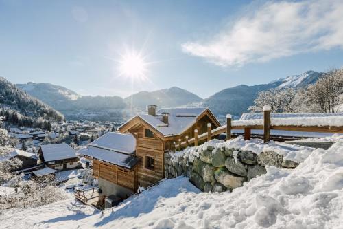 ein Blockhaus im Schnee auf einem Berg in der Unterkunft Chalet Grand-Duc in Montriond