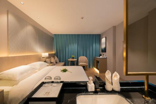Postel nebo postele na pokoji v ubytování 义乌曼卡兰酒店国际商贸城店Yiwu kaiding Hotel