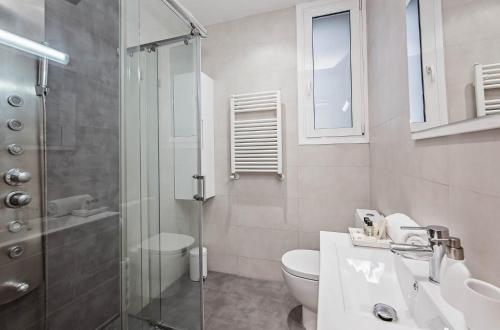 バルセロナにあるSweet Inn - Vicky Barcelonaのバスルーム(シャワー、トイレ、シンク付)